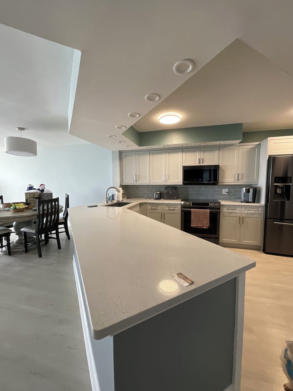 Open concept. Kitchen island.
