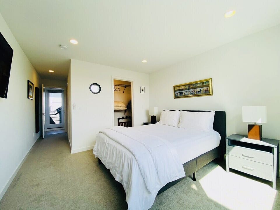 Comfort Townhome, City View | 2 bedrooms, iron/ironing board, WiFi (free), bed sheets