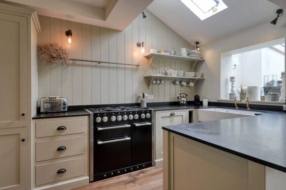 Railway Cottage: Fully equipped kitchen