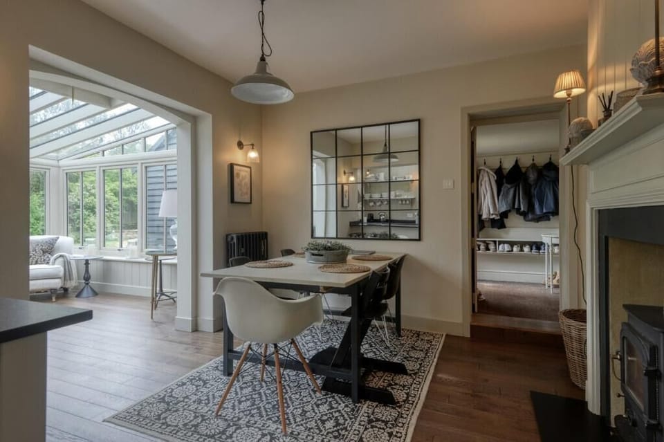 Railway Cottage: Extendable Dining table