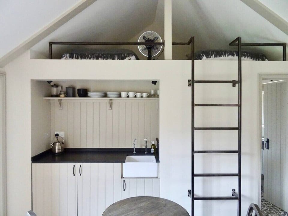 Kitchenette with mini oven and hot plate, fridge