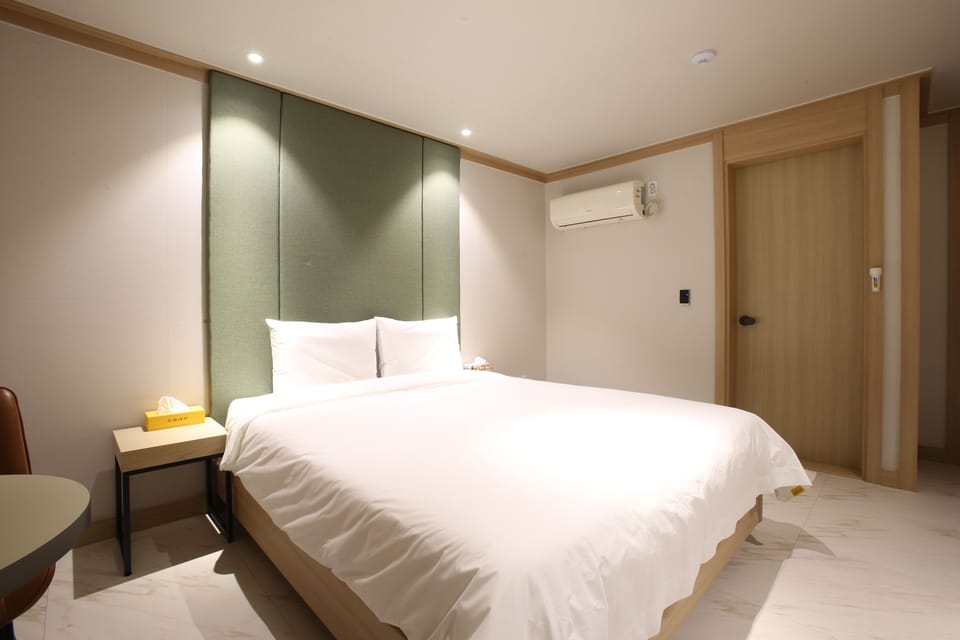 Deluxe Double Room, City View | Egyptian cotton sheets, premium bedding, memory foam beds