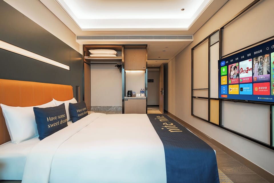 Basic Single Room, 1 Queen Bed, Non Smoking | Desk, laptop workspace, WiFi (free), bed sheets