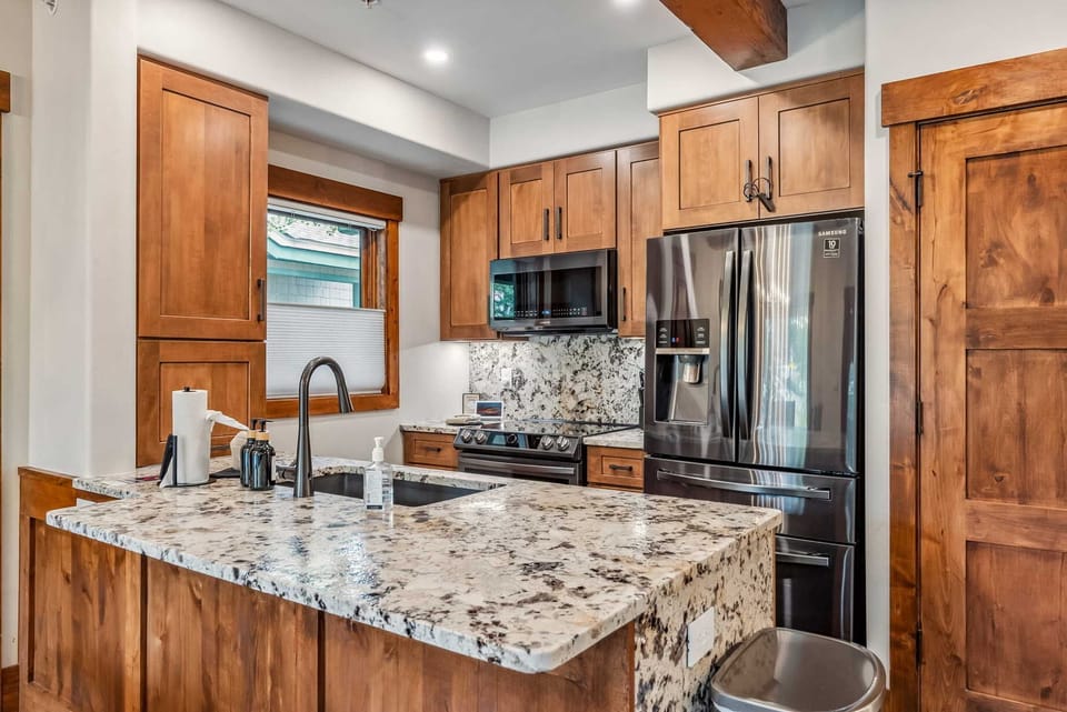 Kitchen: Fully-equipped kitchen, updated appliances, Keurig coffee machine, 7-person dining table
