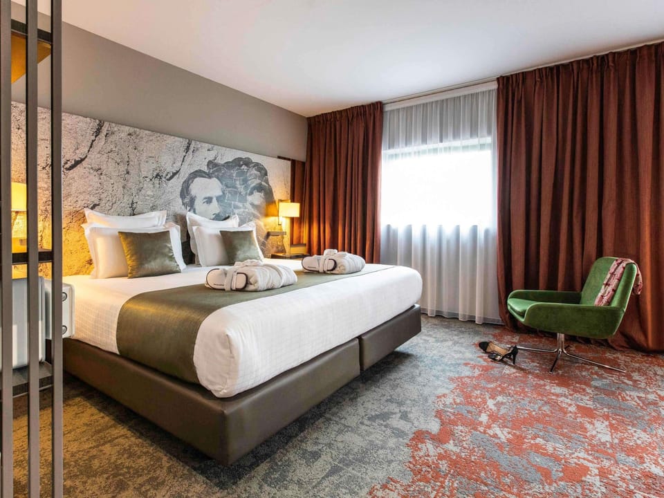 Privilege, Room, 1 Double Bed | Premium bedding, in-room safe, desk, laptop workspace