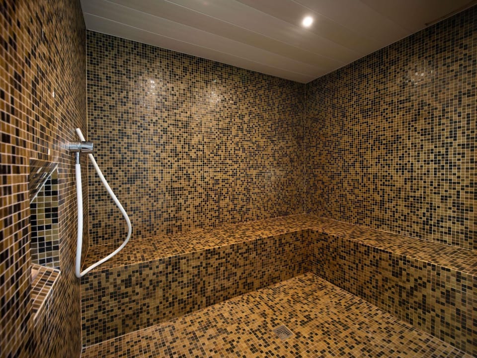 Couples treatment rooms, Turkish bath, body treatments, body wraps