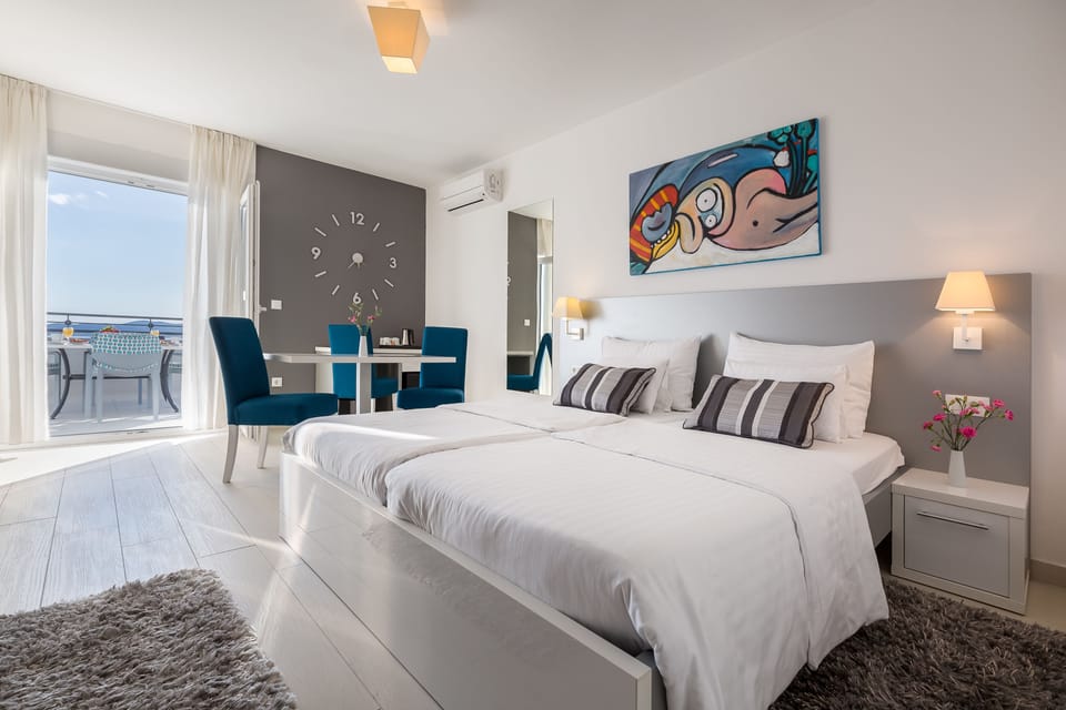 Premium bedding, in-room safe, desk, soundproofing