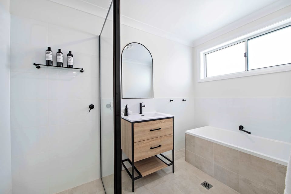 Main bathroom - Shower + Bathtub