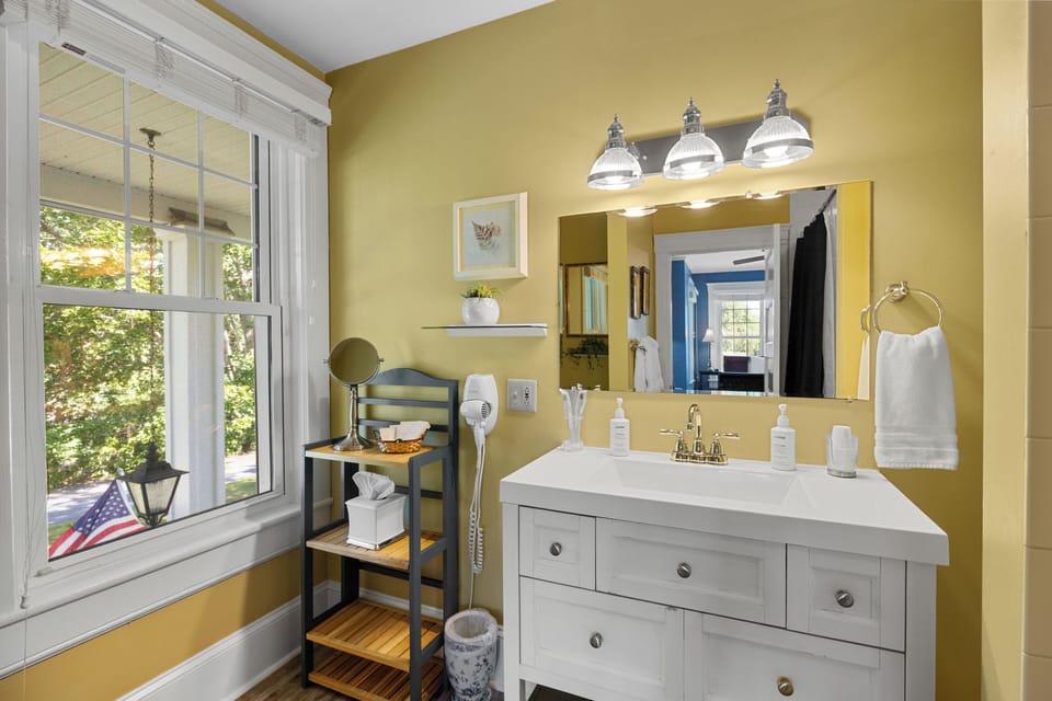 Romantic Room, 1 King Bed, Non Smoking, Private Bathroom (Norton) | Bathroom | Shower, rainfall showerhead, free toiletries, hair dryer