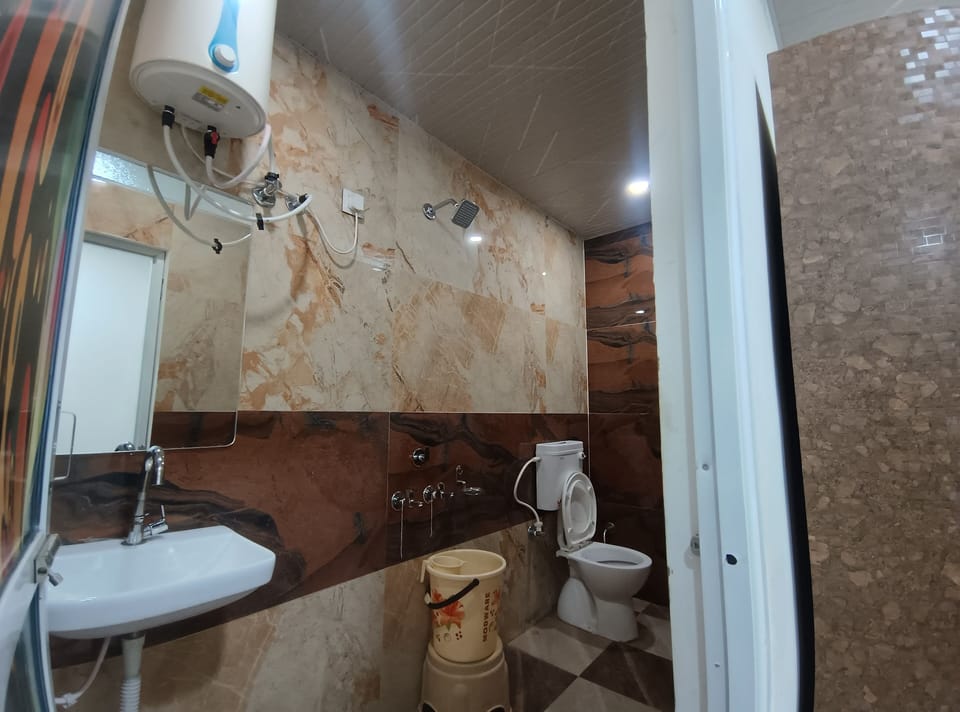 Family Suite | Bathroom | Free toiletries, soap