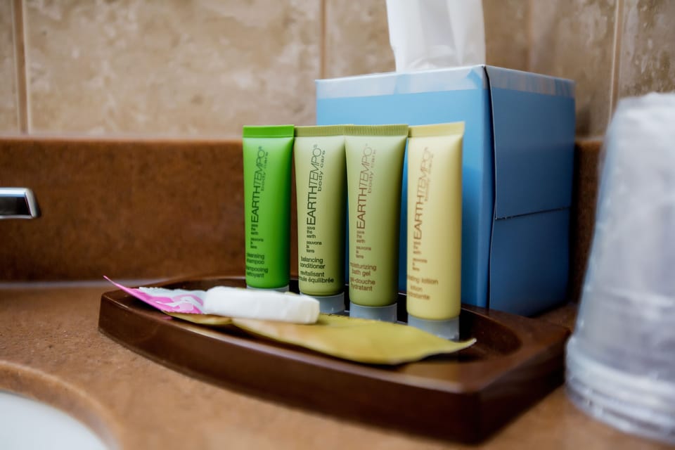 Combined shower/tub, deep soaking tub, free toiletries, hair dryer