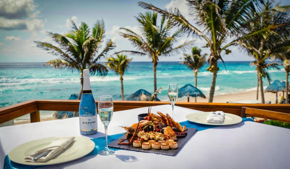 20 restaurants; breakfast, lunch, and dinner served