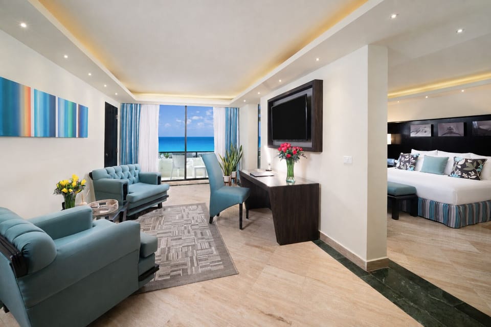 Suite Pyramid Master | Minibar (free items), in-room safe, blackout drapes
