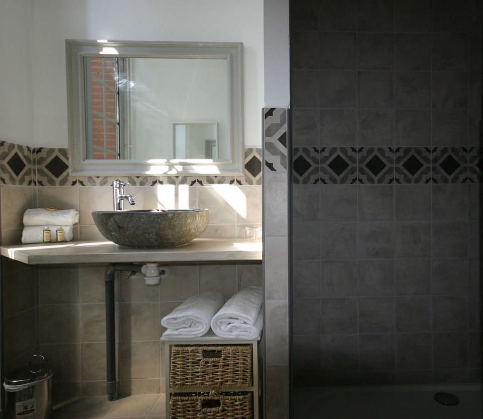Comfort Double Room, Private Bathroom, Park View | Bathroom | Shower, free toiletries, hair dryer, towels