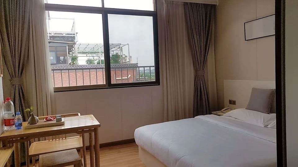 Basic Single Room | Iron/ironing board (on request), WiFi (free)