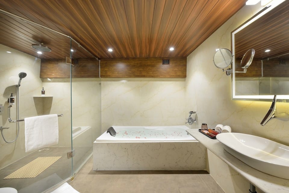 Luxury Suite | Bathroom | Shower, hair dryer, slippers, towels