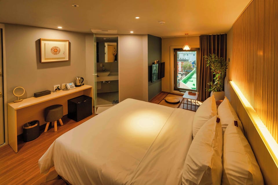 Deluxe Room, Balcony, Corner | Soundproofing, free WiFi, bed sheets