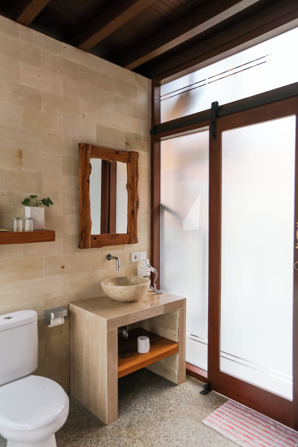 Royal Villa | Bathroom | Shower, rainfall showerhead, hair dryer, slippers