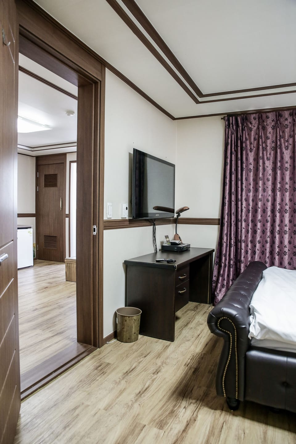 Suite | Desk, blackout drapes, iron/ironing board, free WiFi
