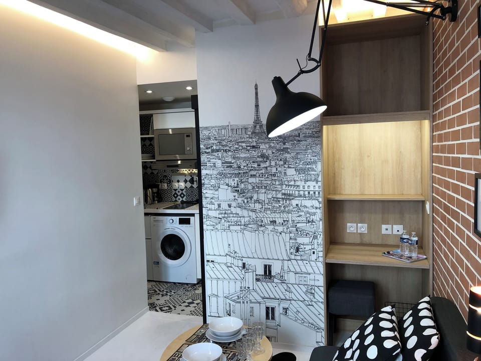 Design Studio (201) | Blackout drapes, soundproofing, iron/ironing board, free WiFi