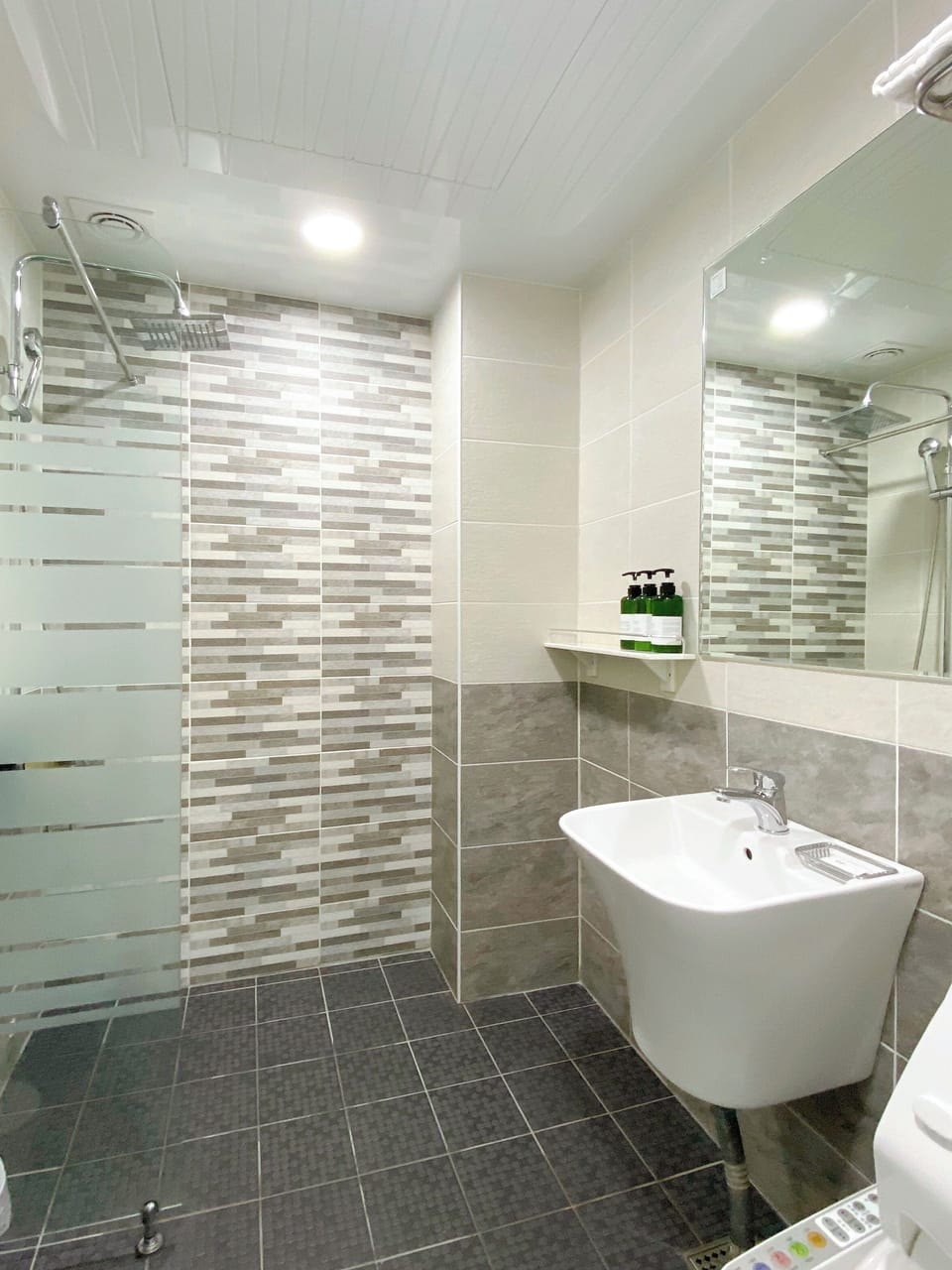 Standard Double Room | Bathroom | Deep soaking tub, free toiletries, hair dryer, bathrobes