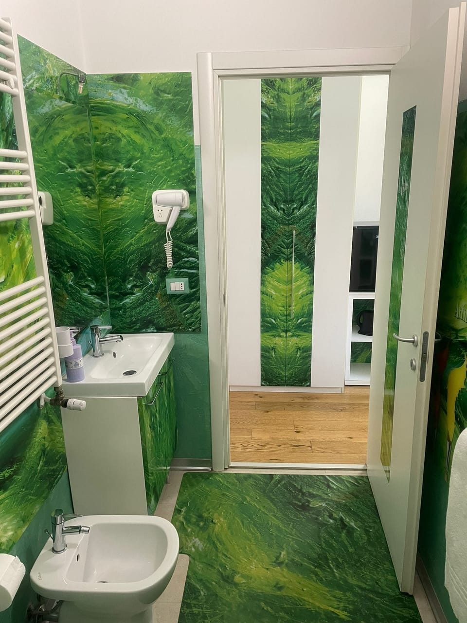 Deluxe Double Room (Verde) | Bathroom | Shower, free toiletries, hair dryer