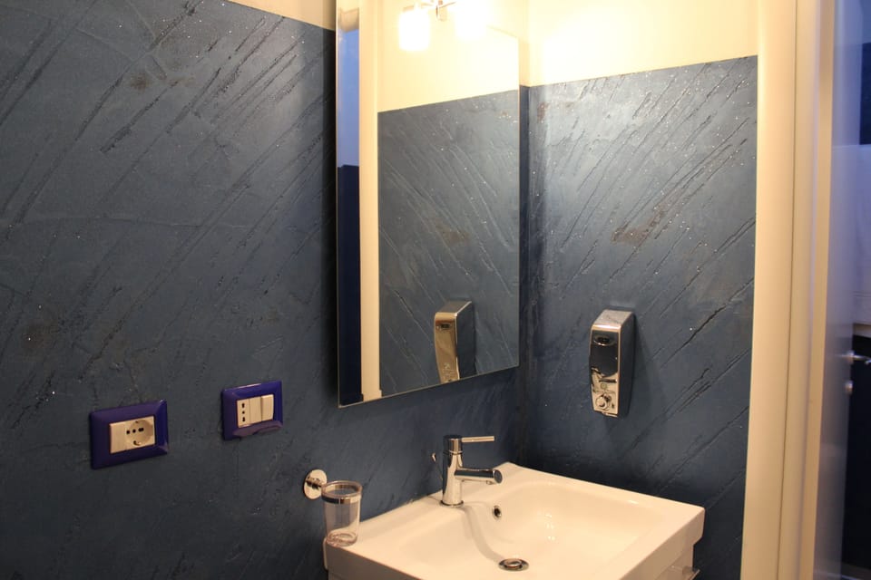 Deluxe Quadruple Room (Rossa) | Bathroom | Shower, free toiletries, hair dryer, bidet