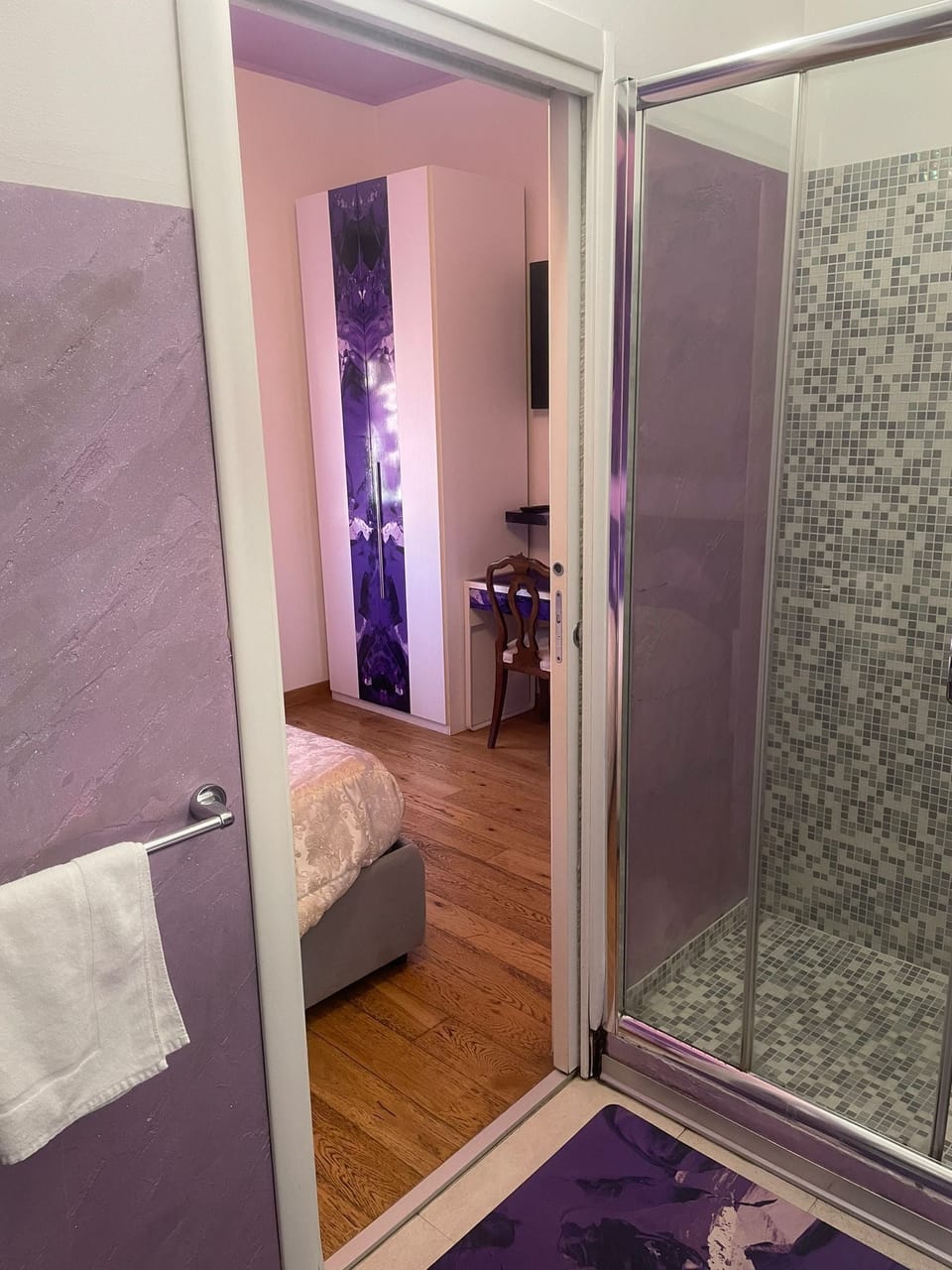 Room (Viola) | Bathroom | Shower, free toiletries, hair dryer