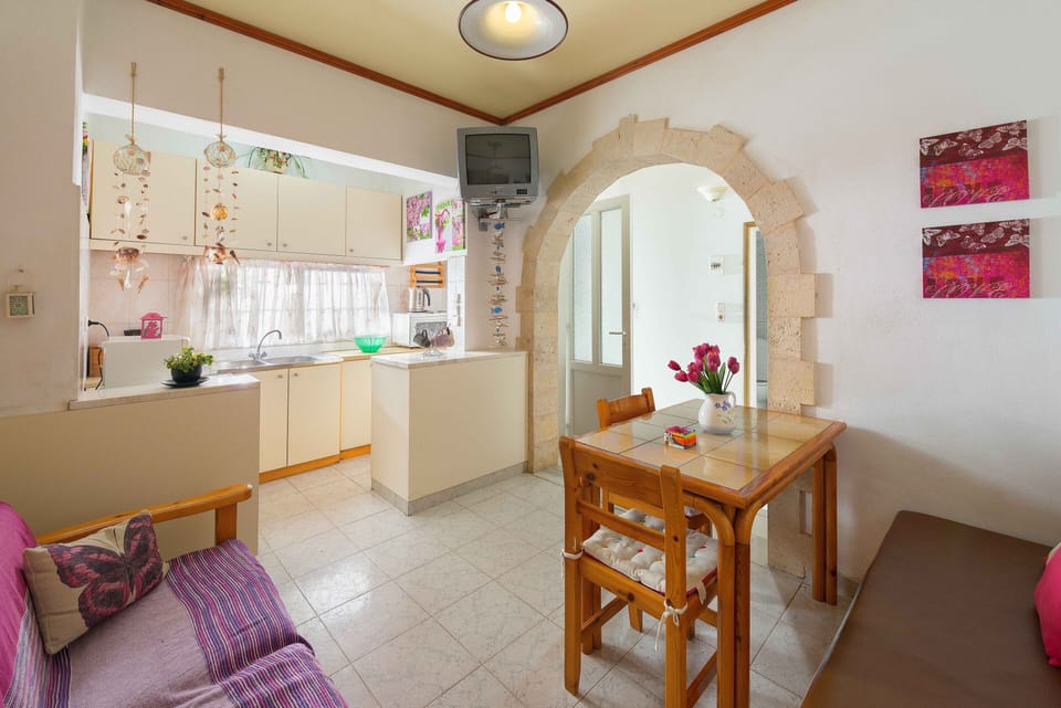 Standard Apartment, 2 Bedrooms, Garden View | In-room dining