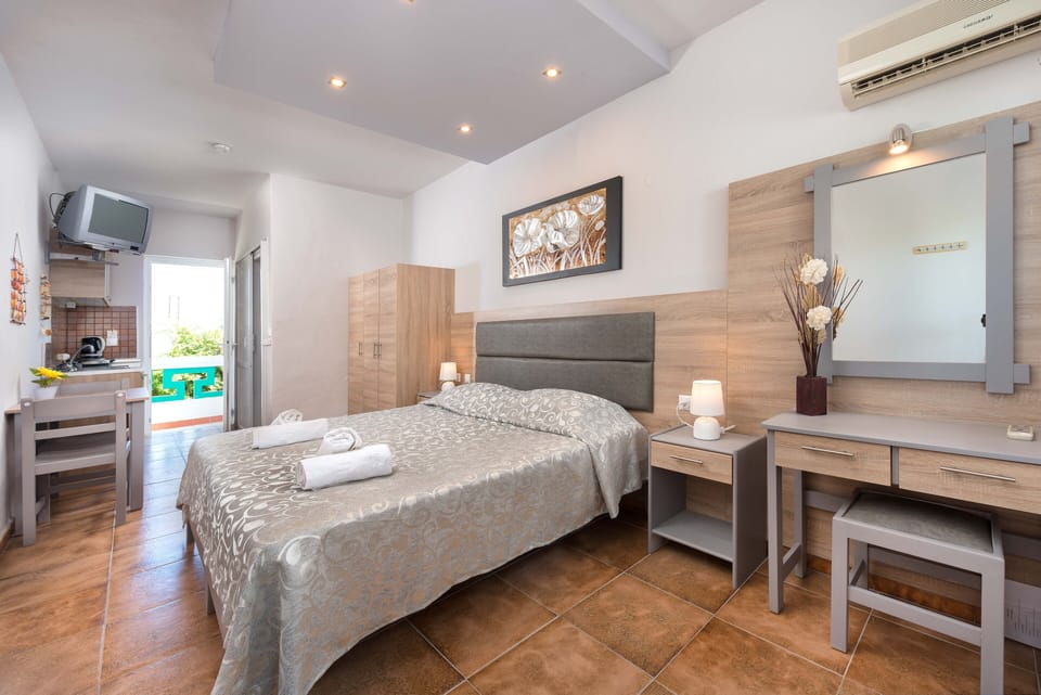 Superior Studio, Balcony, Garden View | Blackout drapes, soundproofing, free WiFi, bed sheets