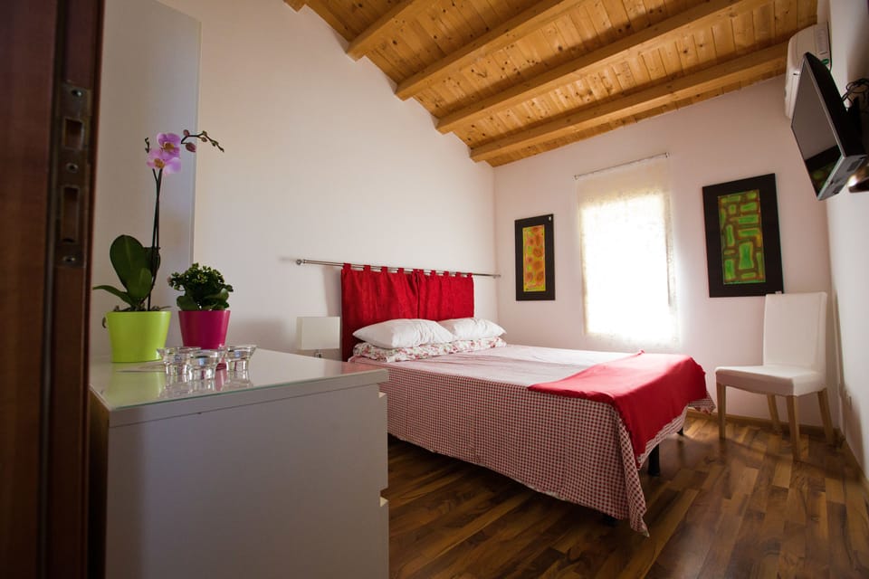 Standard Twin Room (Private External Bathroom) | Frette Italian sheets, down comforters, free WiFi