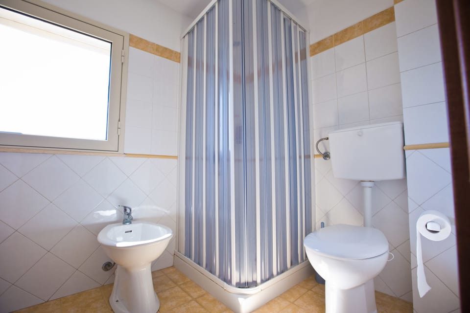 Standard Twin Room (Private External Bathroom) | Bathroom shower