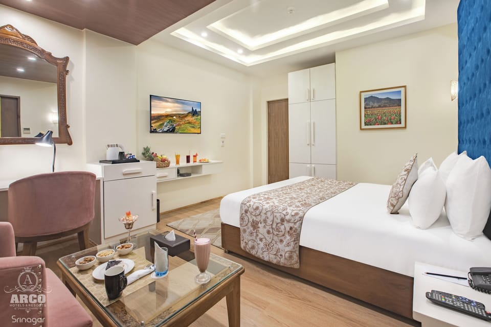 Luxury Room, 1 Queen Bed, Non Smoking, City View | Living area | 32-inch LED TV with satellite channels