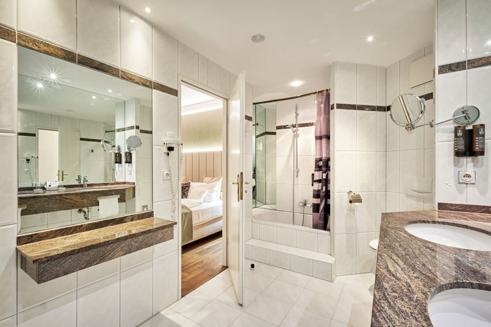 Deluxe Suite | Bathroom | Hair dryer, bathrobes, towels