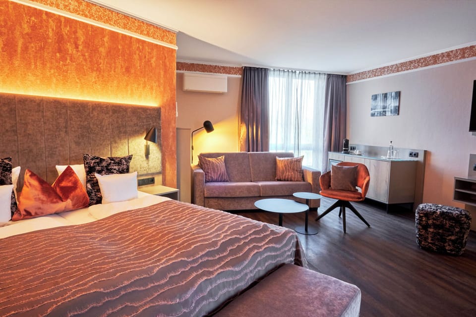 Junior Studio Suite | Hypo-allergenic bedding, down comforters, minibar, desk