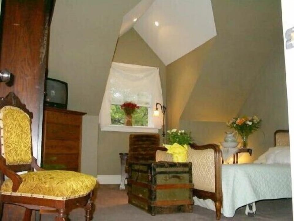 Traditional Room, 1 Queen Bed, Fireplace (Oak Leaf Room) | Individually decorated, individually furnished, soundproofing, free WiFi