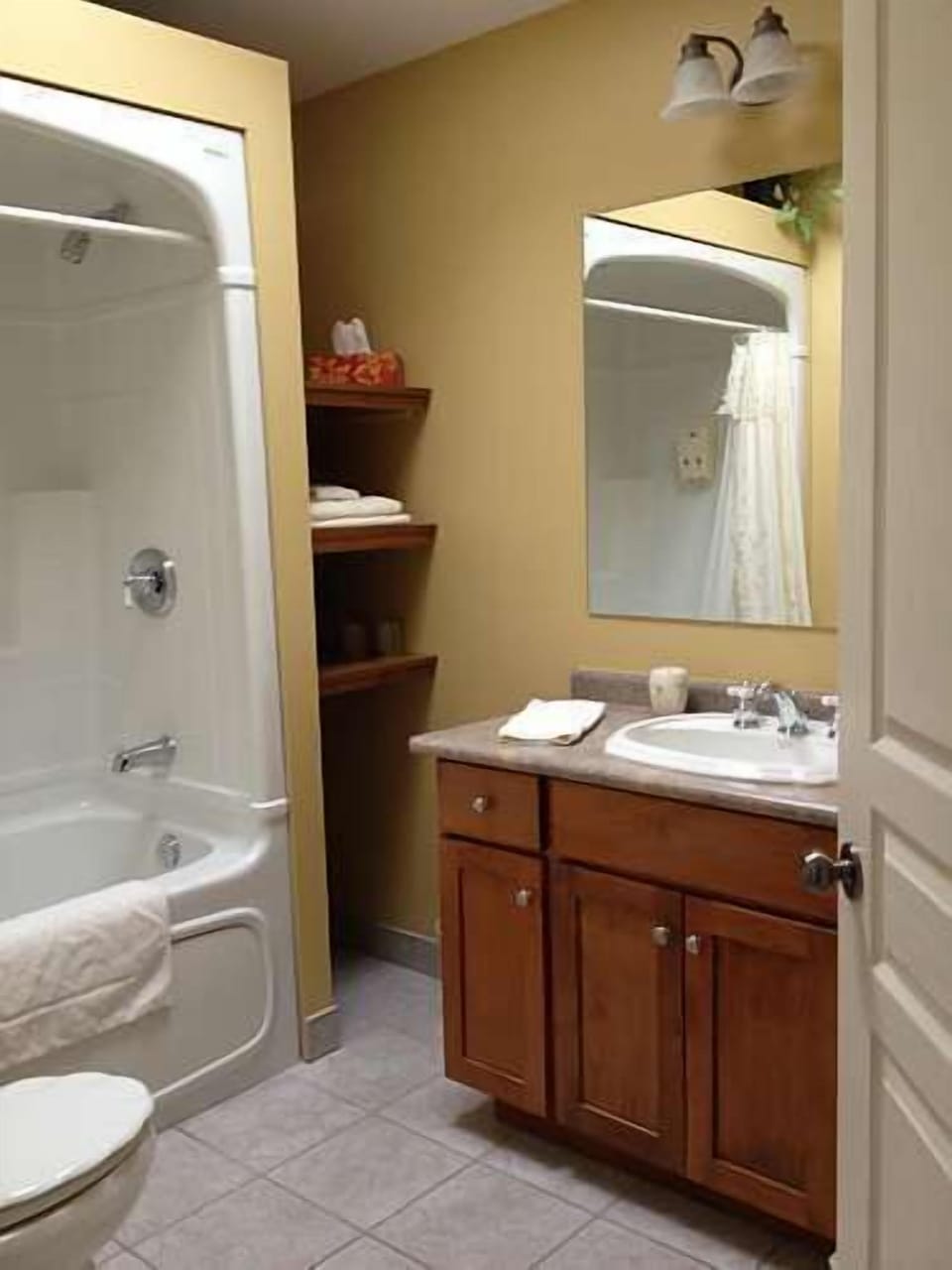 Traditional Room, 1 Queen Bed, Fireplace (Oak Leaf Room) | Bathroom | Combined shower/tub, jetted tub, towels