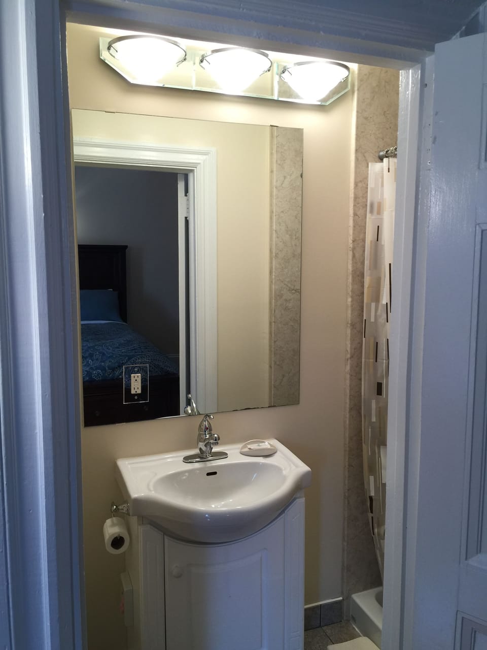 Room, 1 Queen Bed, Ensuite | Bathroom | Combined shower/tub, free toiletries, hair dryer, slippers