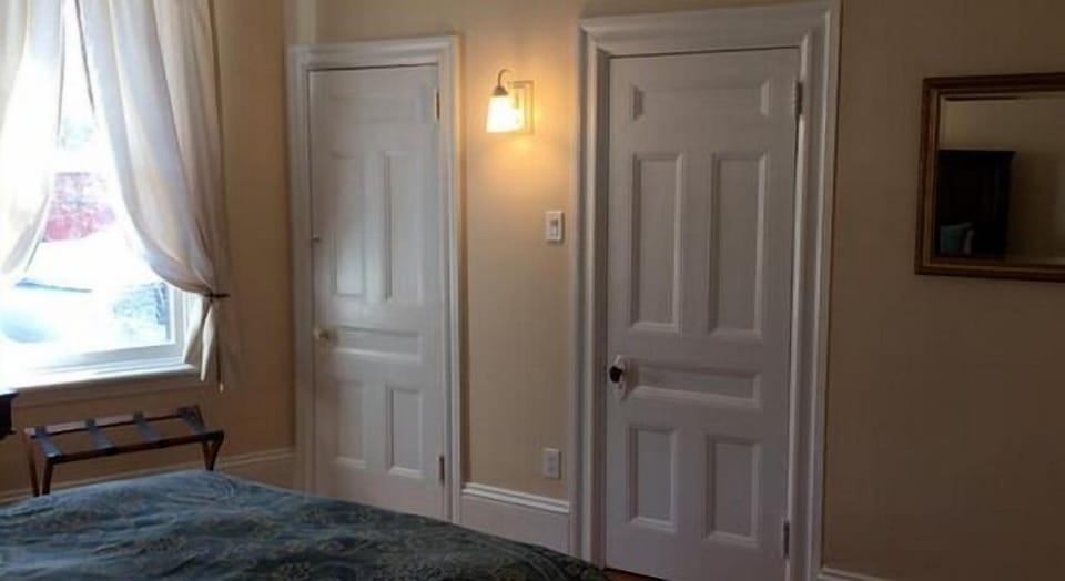 Room, 1 Queen Bed, Ensuite | Desk, iron/ironing board, free WiFi, bed sheets