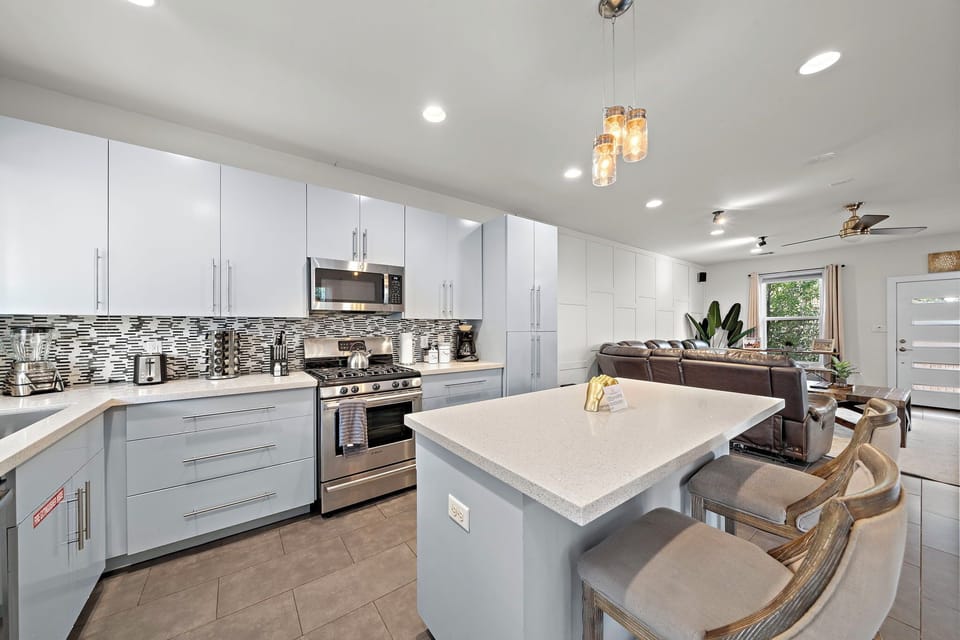 Fully equipped kitchen with high quality granite countertops. Fridge dispenses water and ice!