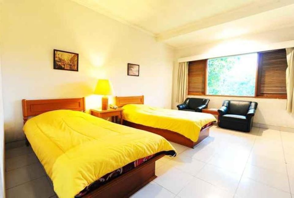 Standard Twin Room | Desk, bed sheets