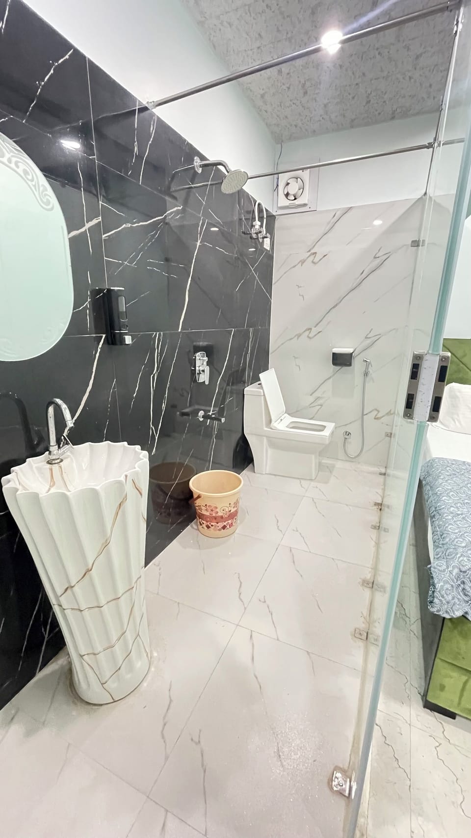 Deluxe Room | Bathroom | Shower, towels, soap