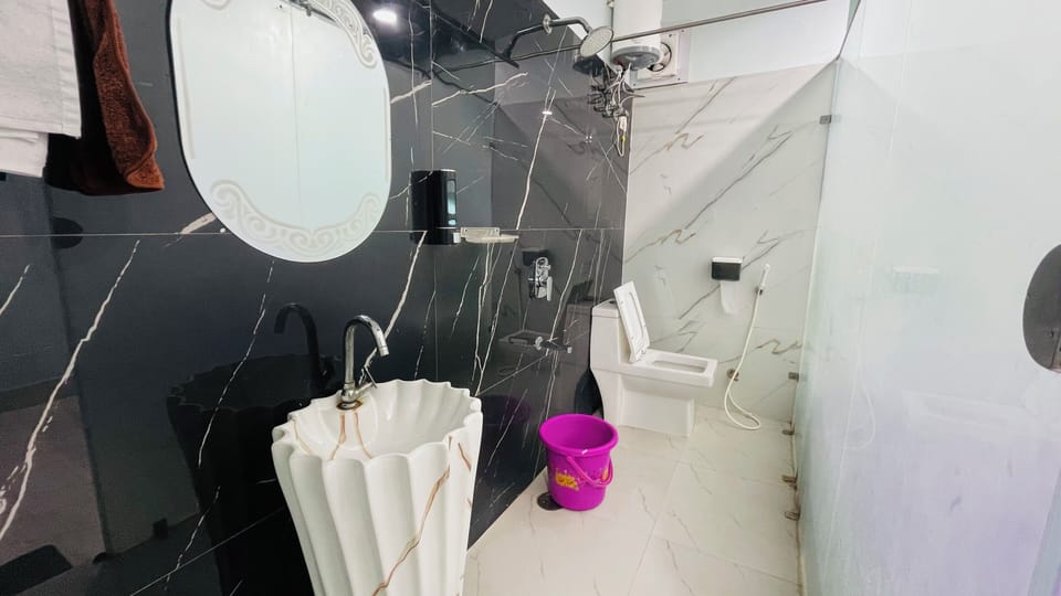 Deluxe Room | Bathroom | Shower, towels, soap