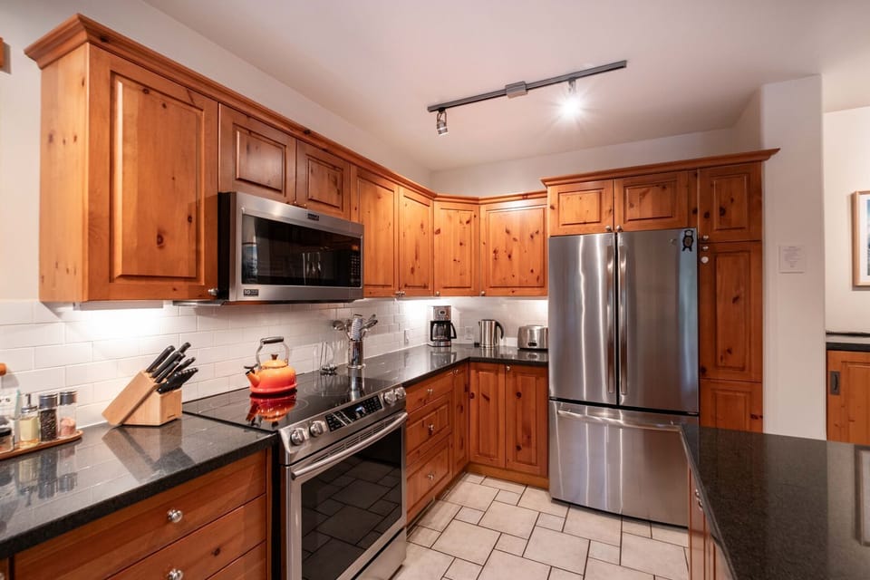 Full kitchen: Stainless steel appliances