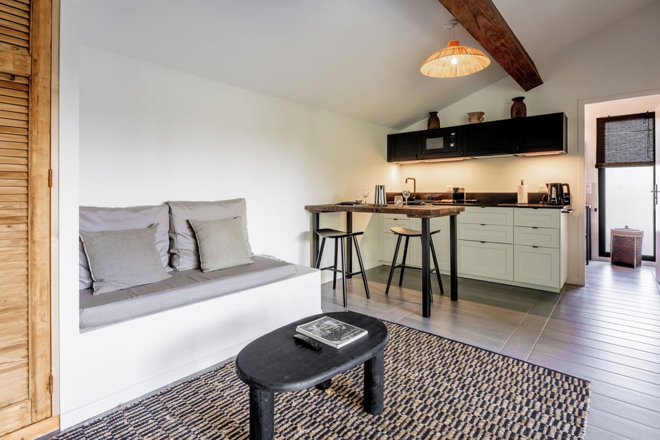 Design Room, 1 Queen Bed, Garden View | Living area | 120-cm flat-screen TV with cable channels