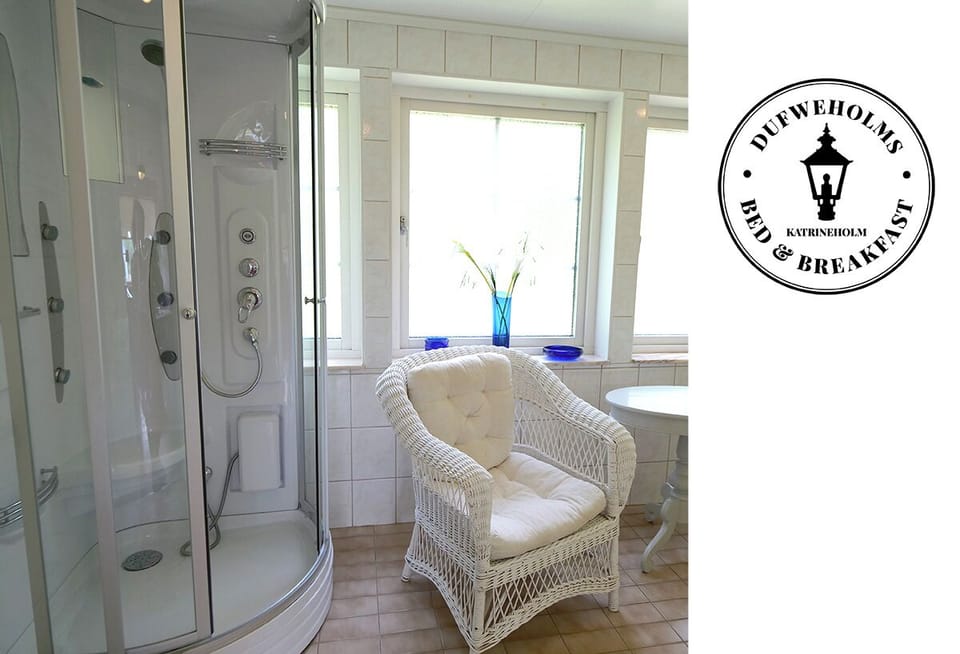 Economy Double or Twin Room, 1 Bedroom (Shared Bathroom) | Bathroom | Towels