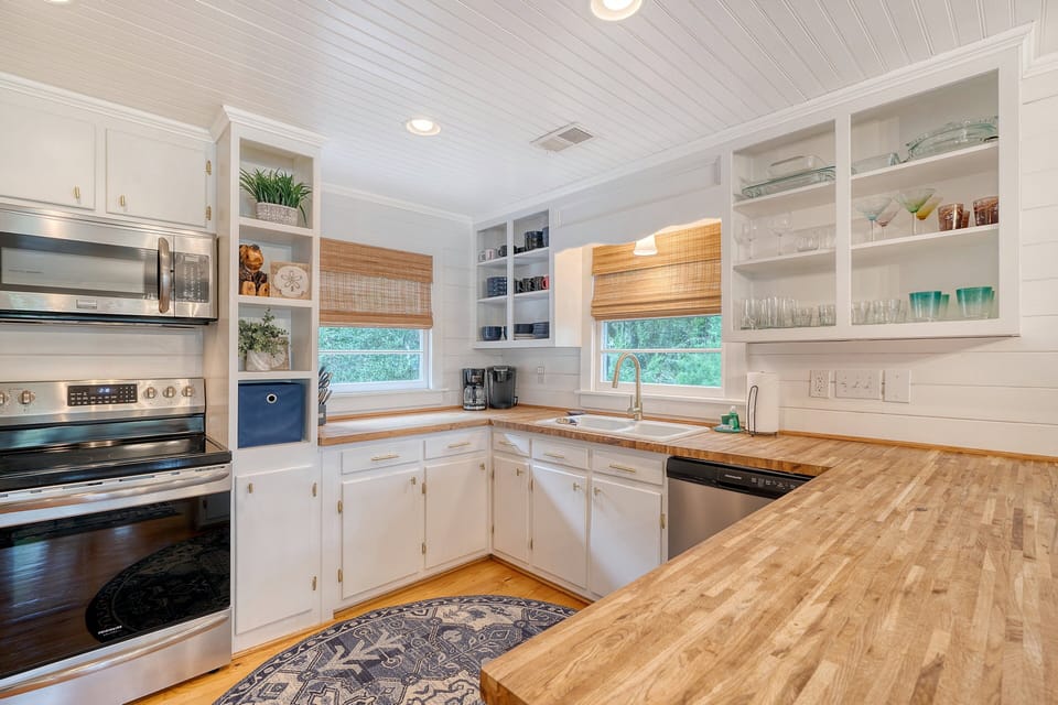 Fully equipped kitchen.