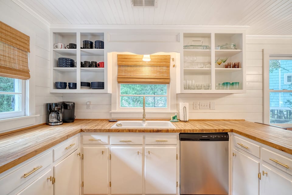 Fully equipped kitchen.