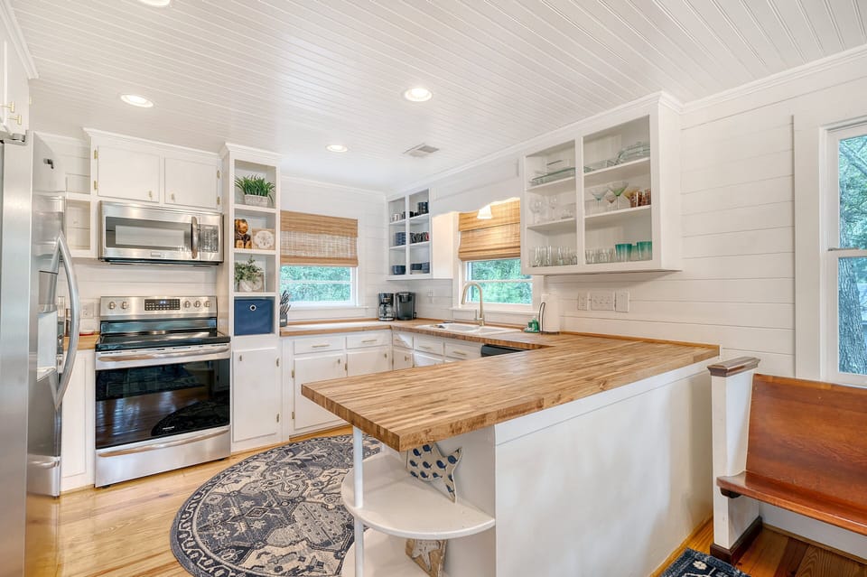 Fully equipped kitchen.