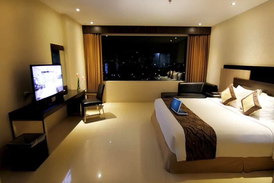 Executive Room | Minibar, in-room safe, desk, soundproofing